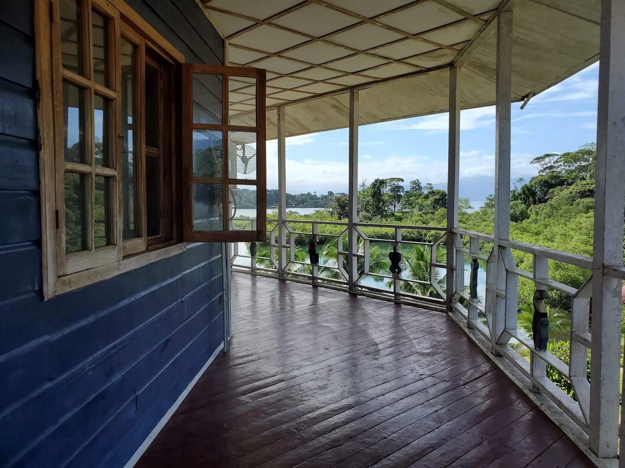 Una veranda de madera con vista al agua en el retiro, en su estado actual, previo a la renovación