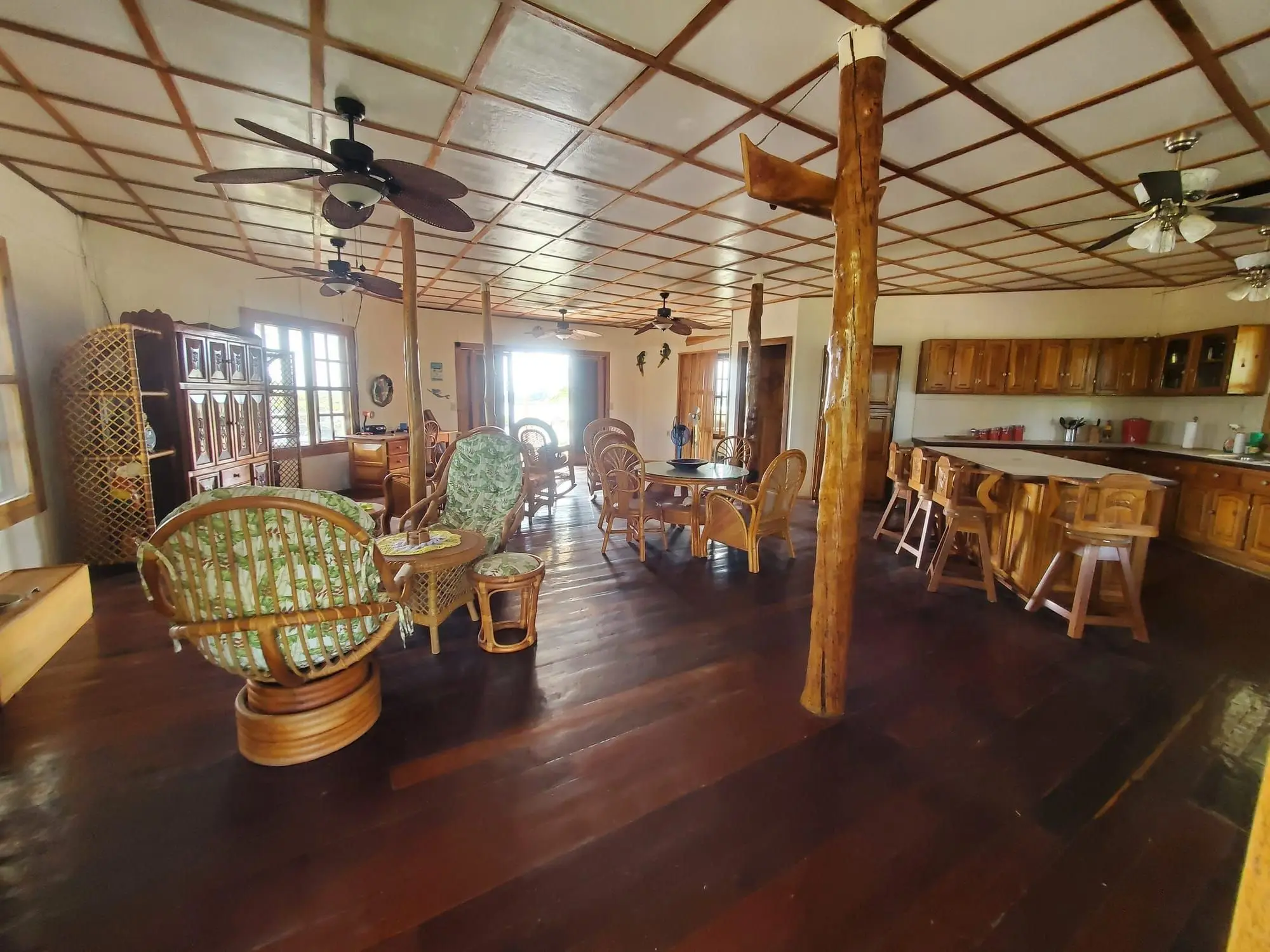La sala de estar y cocina de planta abierta dentro de la casa del retiro, tal como se ve hoy